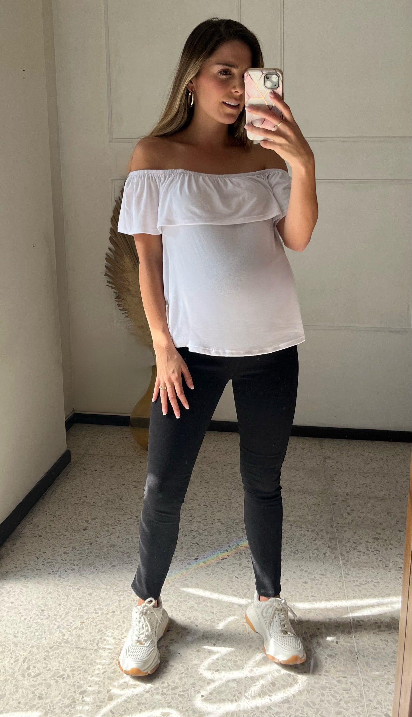 Blusa de maternidad sin hombros blanca